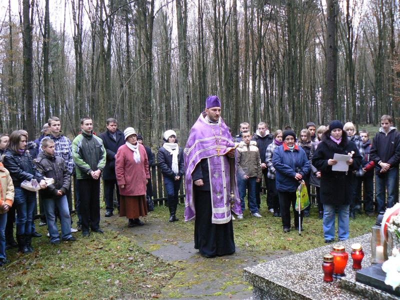 Nabożeństwo żałobne przy pomniku w Waśkach